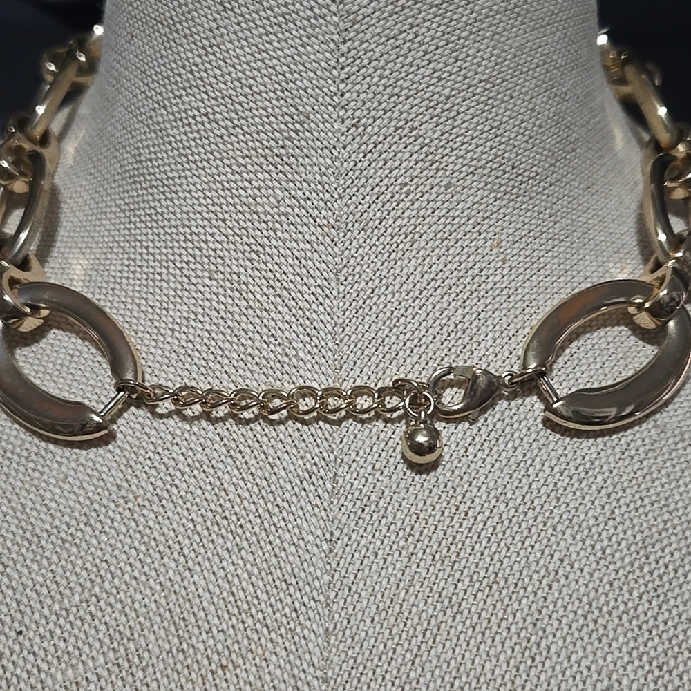 Forever 21 Gold Link Necklace - Picture 3 of 4